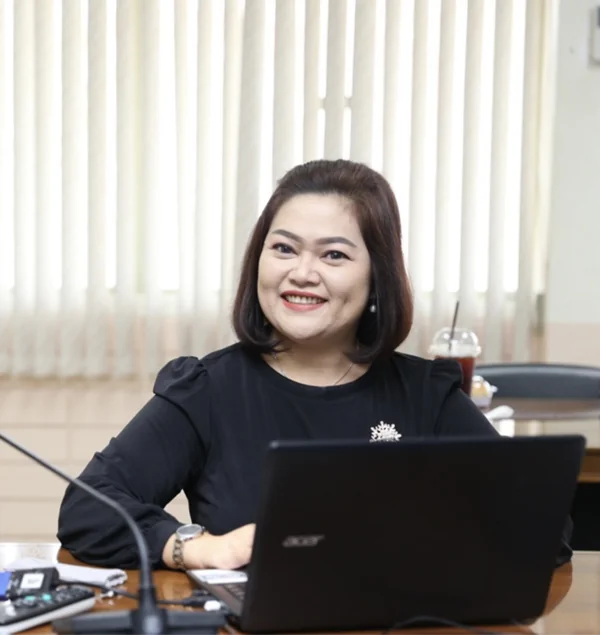 ดร.นิพาภรณ์ แสงสว่าง (พัช)