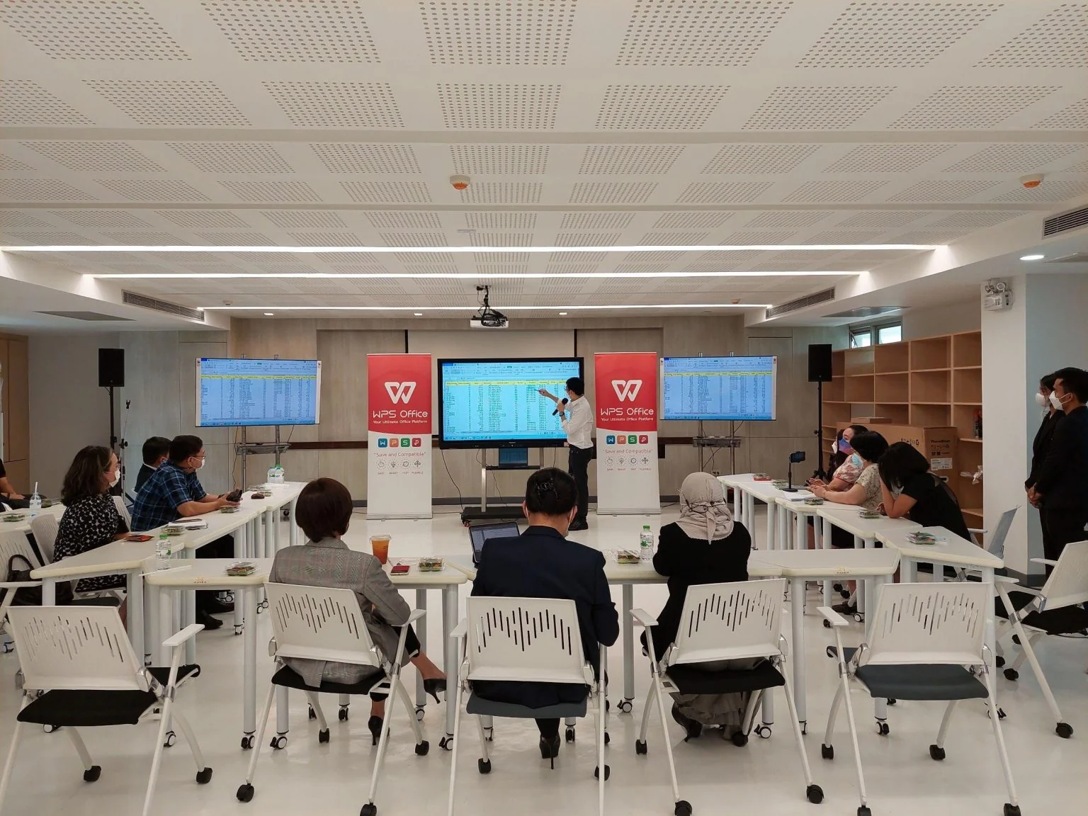 คณบดีคณะการจัดการการท่องเที่ยวนิด้า เข้าร่วมการรับมอบโปรแกรม WPS Office ณ ห้อง Co-Learning Space ชั้น 3 อาคารราชพฤกษ์