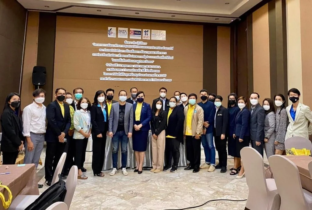 รองศาสตราจารย์ ดร. พัทรียา หลักเพ็ชร หรือ อาจารย์เชอร์รี่ นำทีมลงพื้นที่
