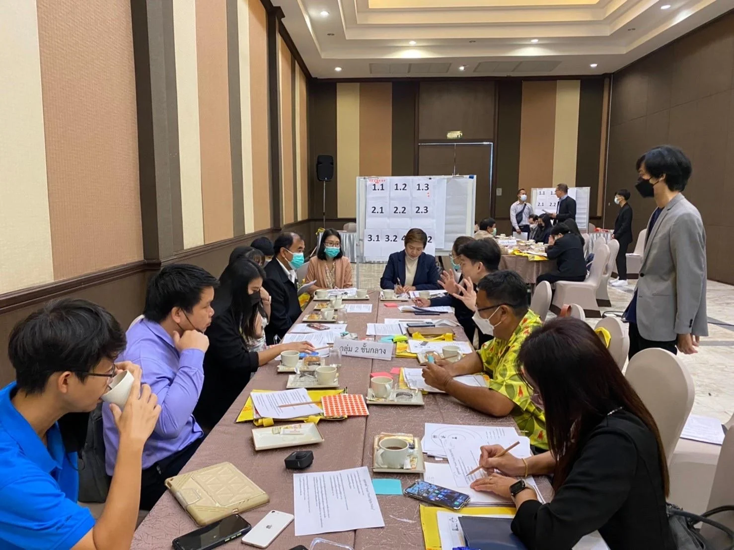 รองศาสตราจารย์ ดร. พัทรียา หลักเพ็ชร หรือ อาจารย์เชอร์รี่ นำทีมลงพื้นที่