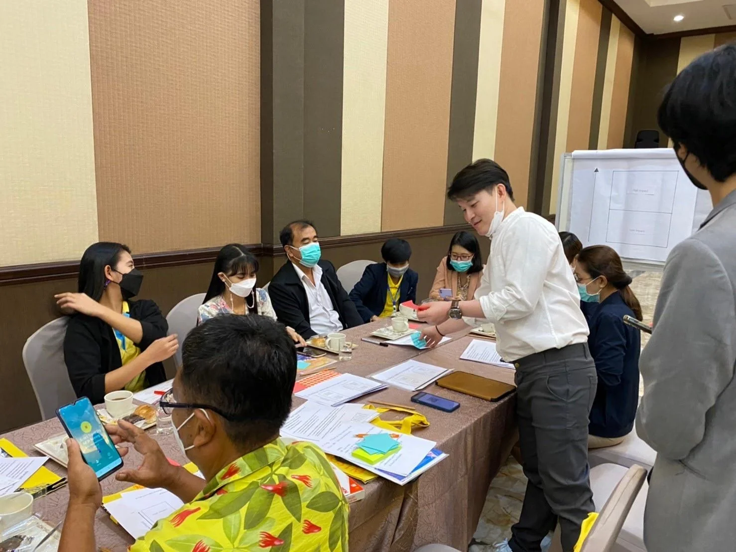 รองศาสตราจารย์ ดร. พัทรียา หลักเพ็ชร หรือ อาจารย์เชอร์รี่ นำทีมลงพื้นที่