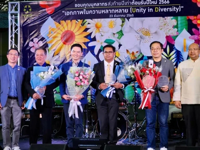 รองศาสตราจารย์ ดร.เจริญชัย เอกมาไพศาล อาจารย์ประจำคณะการจัดการการท่องเที่ยวนิด้า ที่ได้รับรางวัลนิสิตเก่าดีเด่น สาขาผู้มีความโดดเด่นด้านวิชาการ ประจำปี 2565 จากสมาคมนิสิตเก่าคณะมนุษยศาสตร์ มหาวิทยาลัยเกษตรศาสตร์