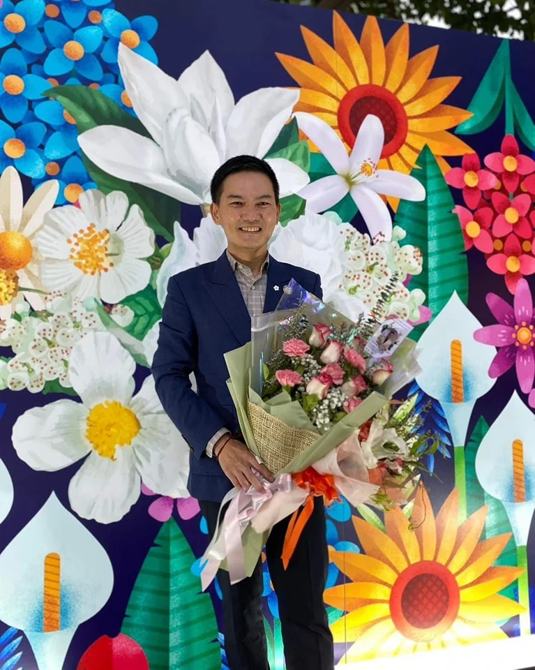รองศาสตราจารย์ ดร.เจริญชัย เอกมาไพศาล อาจารย์ประจำคณะการจัดการการท่องเที่ยวนิด้า ที่ได้รับรางวัลนิสิตเก่าดีเด่น สาขาผู้มีความโดดเด่นด้านวิชาการ ประจำปี 2565 จากสมาคมนิสิตเก่าคณะมนุษยศาสตร์ มหาวิทยาลัยเกษตรศาสตร์
