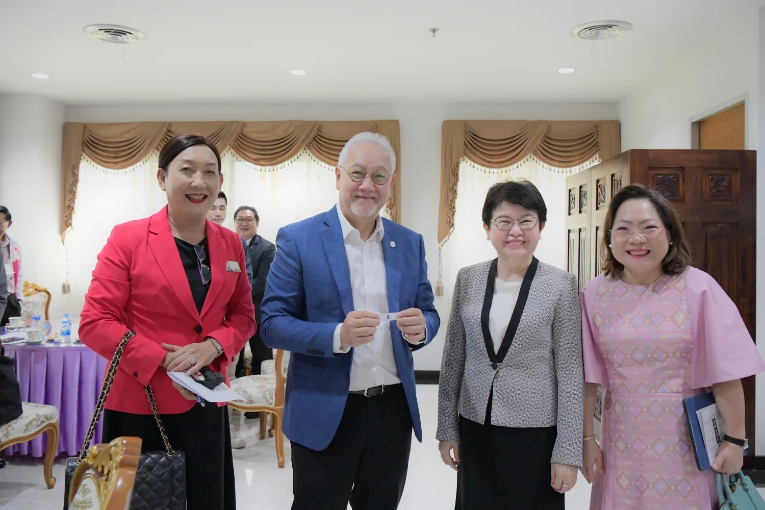 คณะการจัดการการท่องเที่ยว สถาบันบัณฑิตพัฒนบริหารศาสตร์ (นิด้า) ร่วมกับ คณะการท่องเที่ยวและอุตสาหกรรมบริการ ม.หอการค้าไทย และ PATA Thailand Chapter จัดกิจกรรมเชิญตัวแทนพรรคการเมือง นำเสนอวิสัยทัศน์และนโยบายด้านการท่องเที่ยว