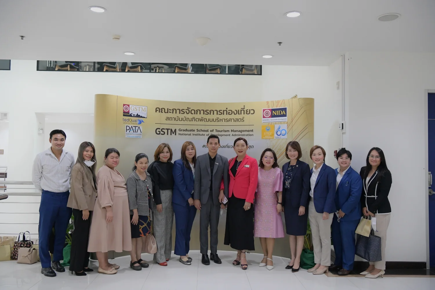 คณะการจัดการการท่องเที่ยว สถาบันบัณฑิตพัฒนบริหารศาสตร์ (นิด้า) ร่วมกับ คณะการท่องเที่ยวและอุตสาหกรรมบริการ ม.หอการค้าไทย และ PATA Thailand Chapter จัดกิจกรรมเชิญตัวแทนพรรคการเมือง นำเสนอวิสัยทัศน์และนโยบายด้านการท่องเที่ยว