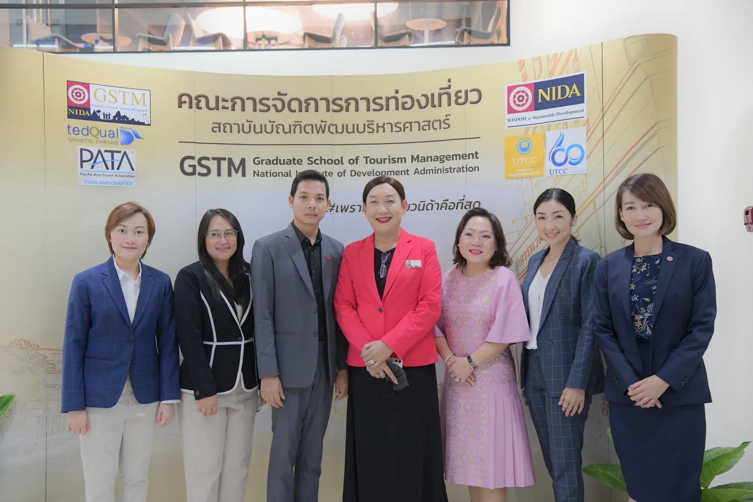 คณะการจัดการการท่องเที่ยว สถาบันบัณฑิตพัฒนบริหารศาสตร์ (นิด้า) ร่วมกับ คณะการท่องเที่ยวและอุตสาหกรรมบริการ ม.หอการค้าไทย และ PATA Thailand Chapter จัดกิจกรรมเชิญตัวแทนพรรคการเมือง นำเสนอวิสัยทัศน์และนโยบายด้านการท่องเที่ยว