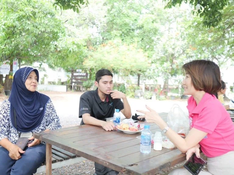 ผู้ช่วยศาสตราจารย์ ดร.วรรษิดา บุญญาณเมธาพร และบริการวิชาการ และคณะทำงานร่วมมือกับสำนักงานเขตประเวศ และชุมชนย่านคลองประเวศบุรีรมย์ เพื่อพัฒนาย่านสร้างสรรค์เขตประเวศและลงพื้นที่สำรวจฐานทรัพยากรชุมชน เพื่อยกระดับสู่การท่องเที่ยว