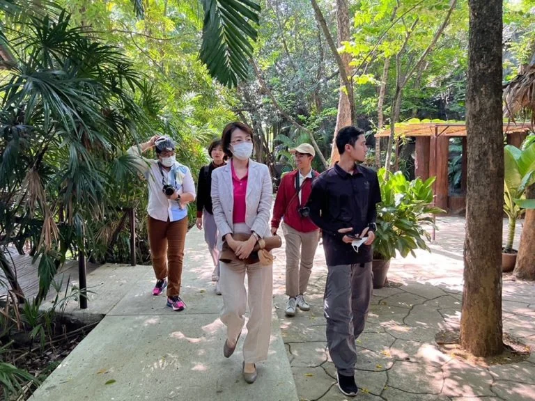 ผู้ช่วยศาสตราจารย์ ดร.วรรษิดา บุญญาณเมธาพร และบริการวิชาการ และคณะทำงานร่วมมือกับสำนักงานเขตประเวศ และชุมชนย่านคลองประเวศบุรีรมย์ เพื่อพัฒนาย่านสร้างสรรค์เขตประเวศและลงพื้นที่สำรวจฐานทรัพยากรชุมชน เพื่อยกระดับสู่การท่องเที่ยว