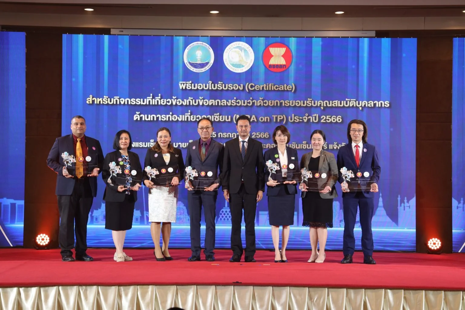 คณาจารย์คณะการจัดการการท่องเที่ยว นิด้า เข้ารับมอบใบรับรองสำหรับกิจกรรมที่เกี่ยวข้องกับข้อตกลงร่วมว่าด้วยการยอมรับคุณสมบัติบุคลากรด้านการท่องเที่ยวอาเซียน (MRA on TP) ประจำปี 2566