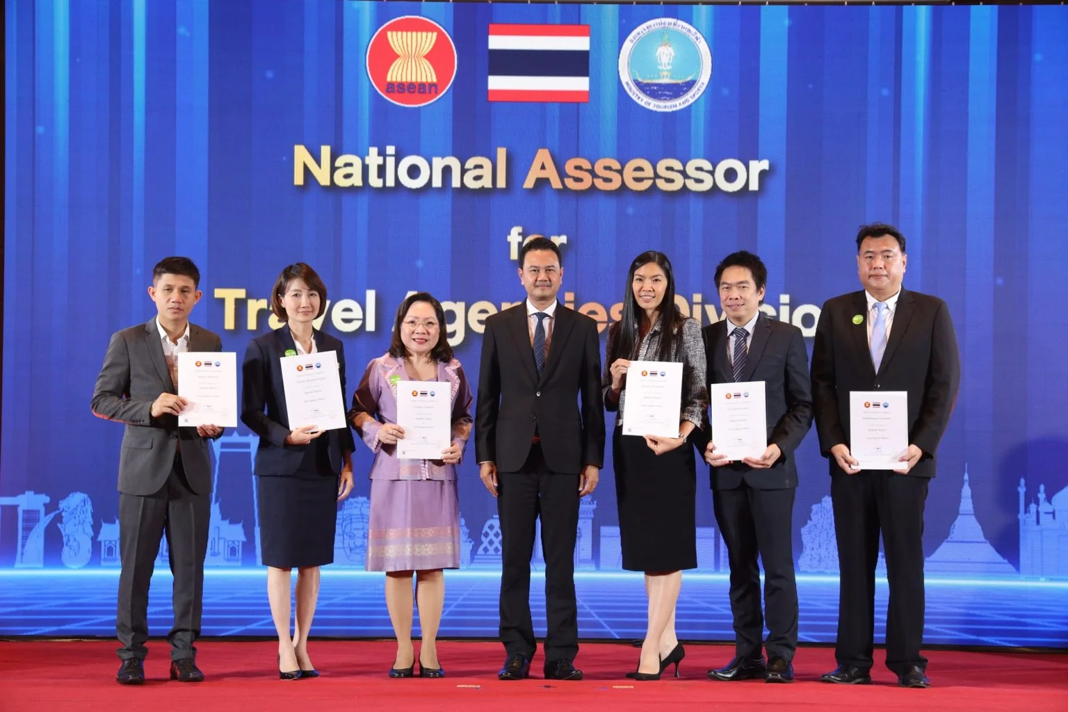 คณาจารย์คณะการจัดการการท่องเที่ยว นิด้า เข้ารับมอบใบรับรองสำหรับกิจกรรมที่เกี่ยวข้องกับข้อตกลงร่วมว่าด้วยการยอมรับคุณสมบัติบุคลากรด้านการท่องเที่ยวอาเซียน (MRA on TP) ประจำปี 2566