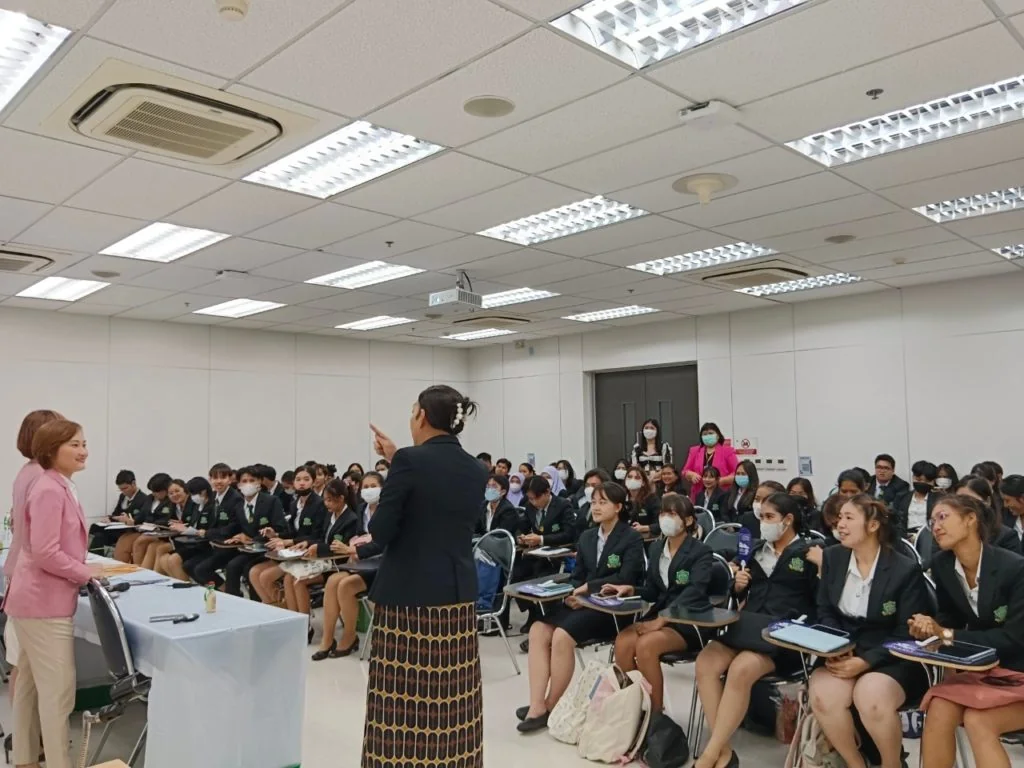 ทีมผู้บริหารคณะการจัดการการท่องเที่ยวนิด้า พร้อมด้วยเจ้าหน้าที่และนักศึกษาทุน ร่วมประชาสัมพันธ์หลักสูตรกับนักศึกษา และเข้าพบปะผู้บริหารสถาบันปัญญาภิวัฒน์เพื่อหารือความร่วมมือร่วมกัน