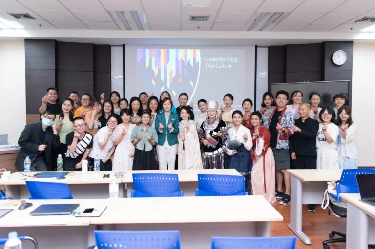 รองศาสตราจารย์ ดร.กนกกานต์ แก้วนุช ผู้ช่วยคณบดีฝ่ายกิจการนานาชาติ คณะการจัดการการท่องเที่ยว นิด้า เป็นวิทยากรบรรยายภาคภาษาอังกฤษ สำหรับนักศึกษาที่เรียนหลักสูตรภาษาจีน