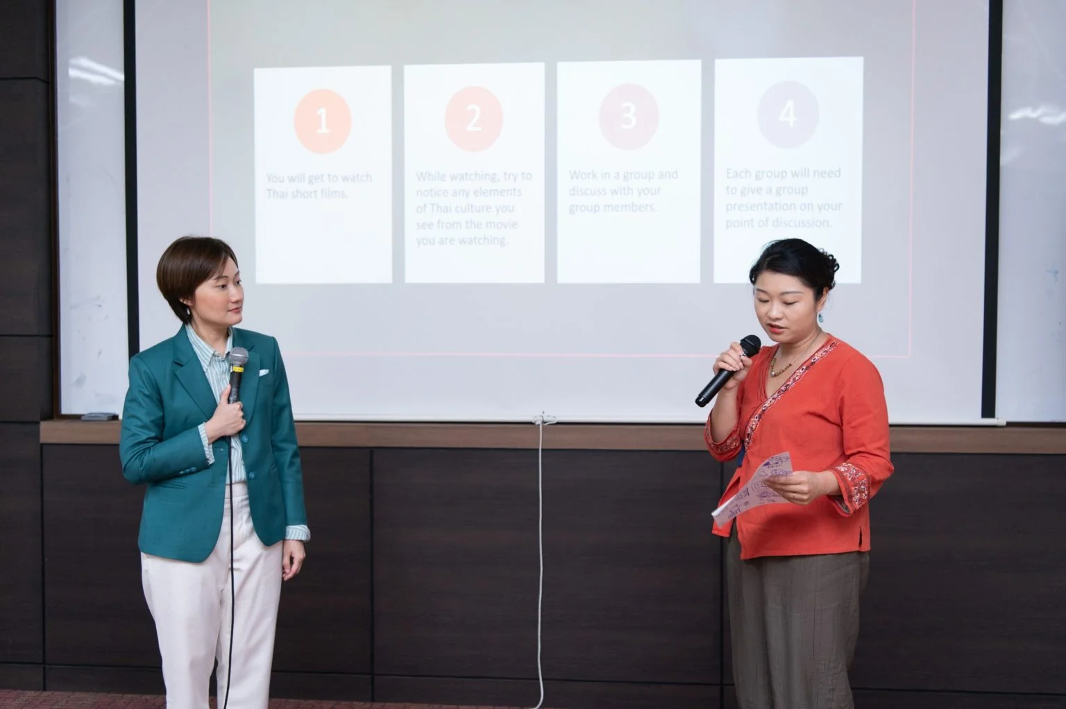 รองศาสตราจารย์ ดร.กนกกานต์ แก้วนุช ผู้ช่วยคณบดีฝ่ายกิจการนานาชาติ คณะการจัดการการท่องเที่ยว นิด้า เป็นวิทยากรบรรยายภาคภาษาอังกฤษ สำหรับนักศึกษาที่เรียนหลักสูตรภาษาจีน