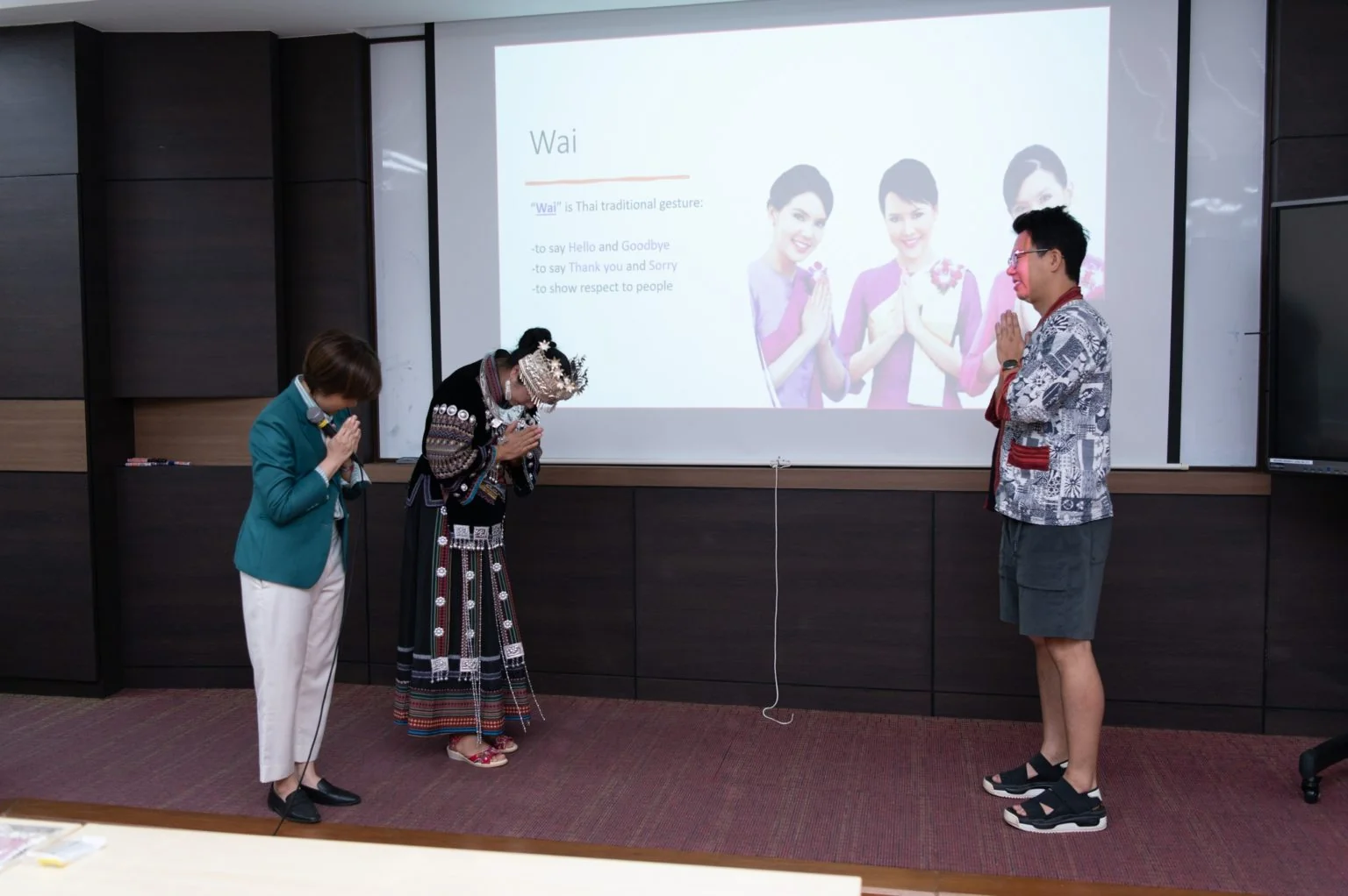 รองศาสตราจารย์ ดร.กนกกานต์ แก้วนุช ผู้ช่วยคณบดีฝ่ายกิจการนานาชาติ คณะการจัดการการท่องเที่ยว นิด้า เป็นวิทยากรบรรยายภาคภาษาอังกฤษ สำหรับนักศึกษาที่เรียนหลักสูตรภาษาจีน