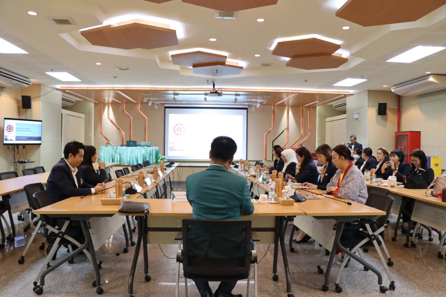 คณาจารย์และเจ้าหน้าที่ คณะการจัดการการท่องเที่ยวนิด้า เข้าศึกษาดูงานระบบการวัด การวิเคราะห์ และการจัดการความรู้ ณ คณะวิทยาศาสตร์ มหาวิทยาลัยเกษตรศาสตร์ วิทยาเขตศรีราชา