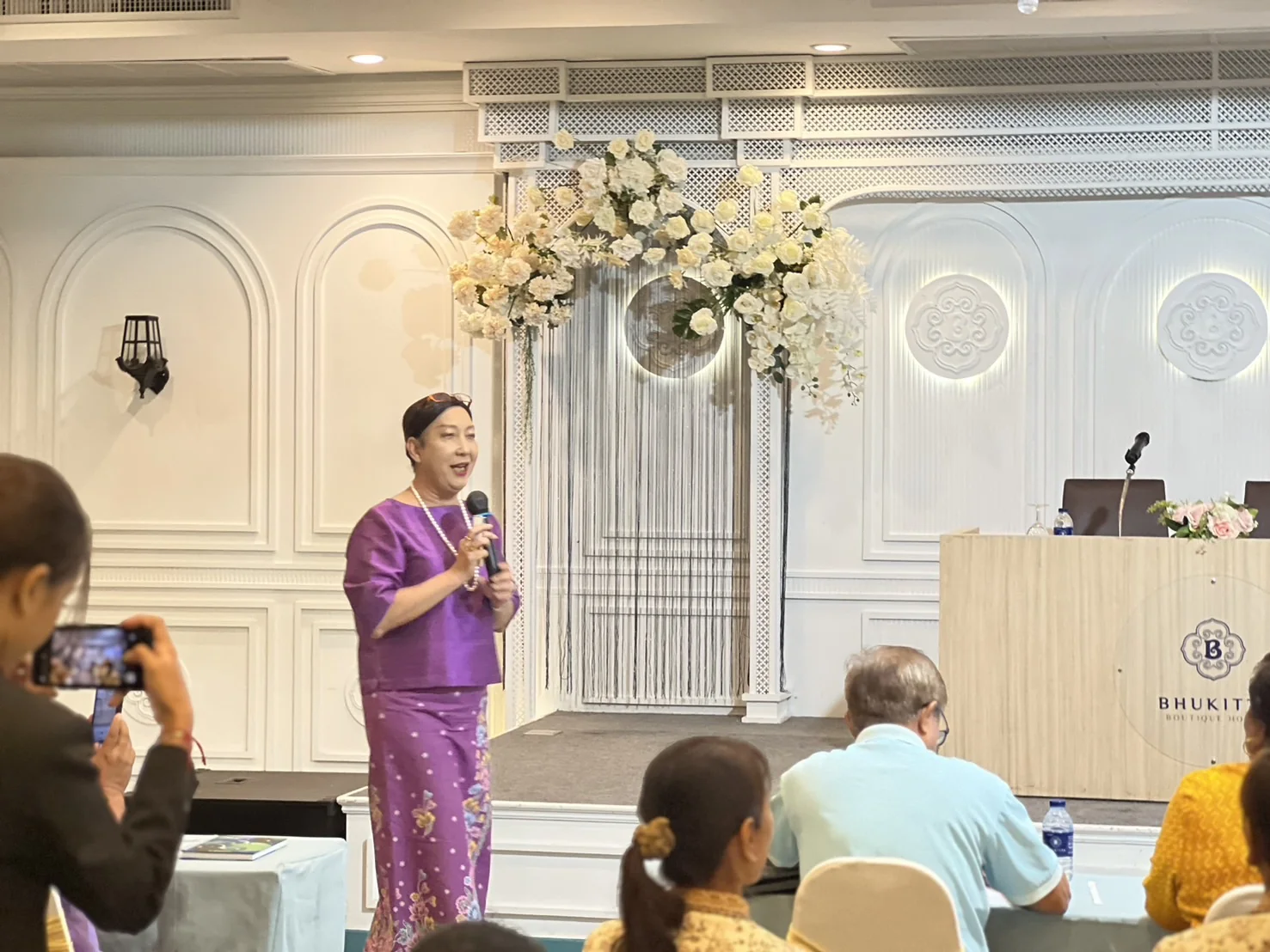 ผู้ช่วยศาสตราจารย์ ดร.ไพฑูรย์ มนต์พานทอง คณบดีคณะการจัดการการท่องเที่ยว นิด้า เป็นวิทยากรบรรยายหัวข้อการพัฒนาสินค้าและบริการด้านการท่องเที่ยวโดยชุมชนให้สอดคล้องกับความต้องการของตลาด ร่วมกับ คุณสมศักดิ์ บุญคำ หรือคุณไผ ผู้ก่อตั้งและ CEO บริษัท Local Alike