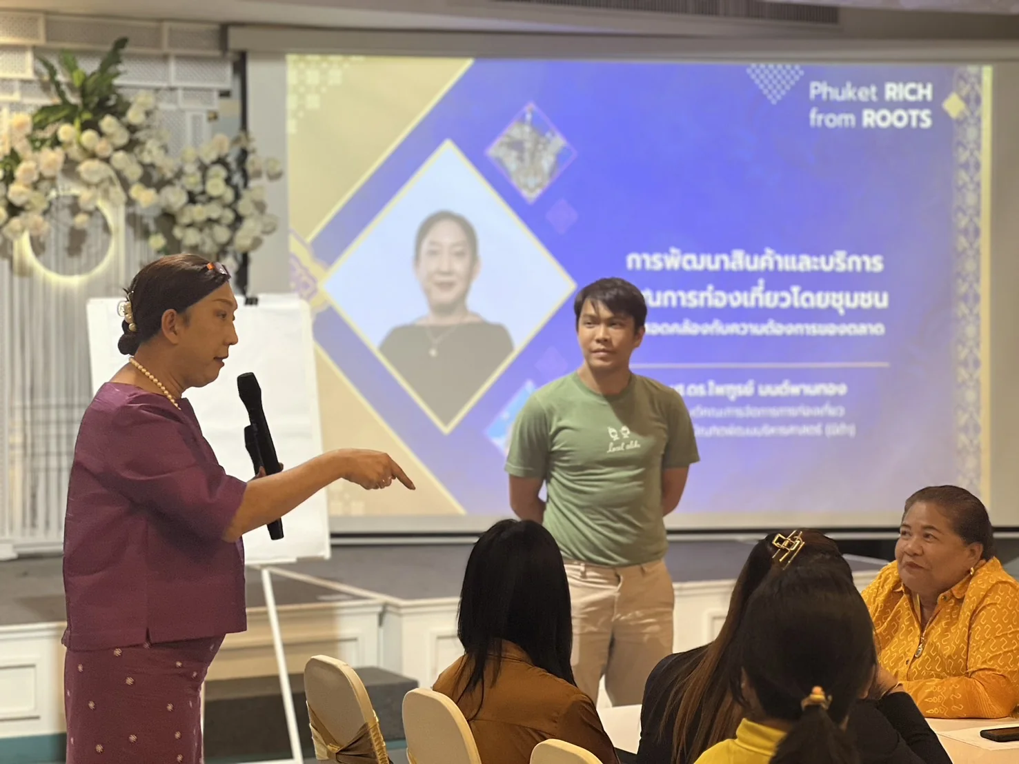 ผู้ช่วยศาสตราจารย์ ดร.ไพฑูรย์ มนต์พานทอง คณบดีคณะการจัดการการท่องเที่ยว นิด้า เป็นวิทยากรบรรยายหัวข้อการพัฒนาสินค้าและบริการด้านการท่องเที่ยวโดยชุมชนให้สอดคล้องกับความต้องการของตลาด ร่วมกับ คุณสมศักดิ์ บุญคำ หรือคุณไผ ผู้ก่อตั้งและ CEO บริษัท Local Alike
