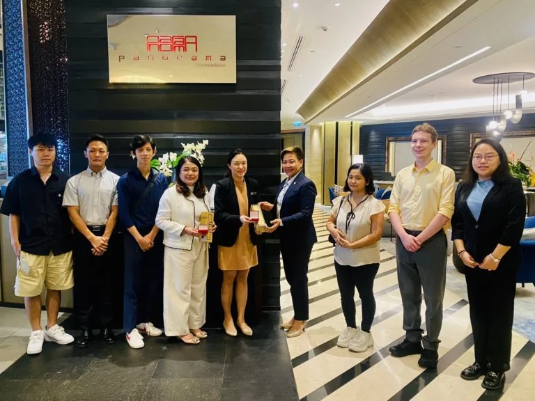 รองศาสตราจารย์ ดร.สุวารี นามวงค์ พานักศึกษา English Program ภาคปกติ เข้าเยี่ยมชมโรงแรม Crowne Plaza BANGKOK Lumpini Park ในรายวิชา ทท 7202 การพัฒนาทุนมนุษย์สําหรับธุรกิจท่องเที่ยวและบริการ