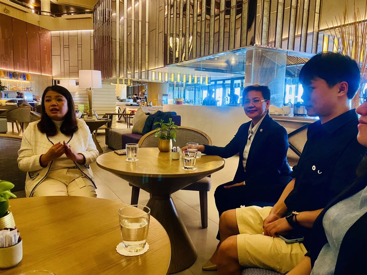 รองศาสตราจารย์ ดร.สุวารี นามวงค์ พานักศึกษา English Program ภาคปกติ เข้าเยี่ยมชมโรงแรม Crowne Plaza BANGKOK Lumpini Park ในรายวิชา ทท 7202 การพัฒนาทุนมนุษย์สําหรับธุรกิจท่องเที่ยวและบริการ