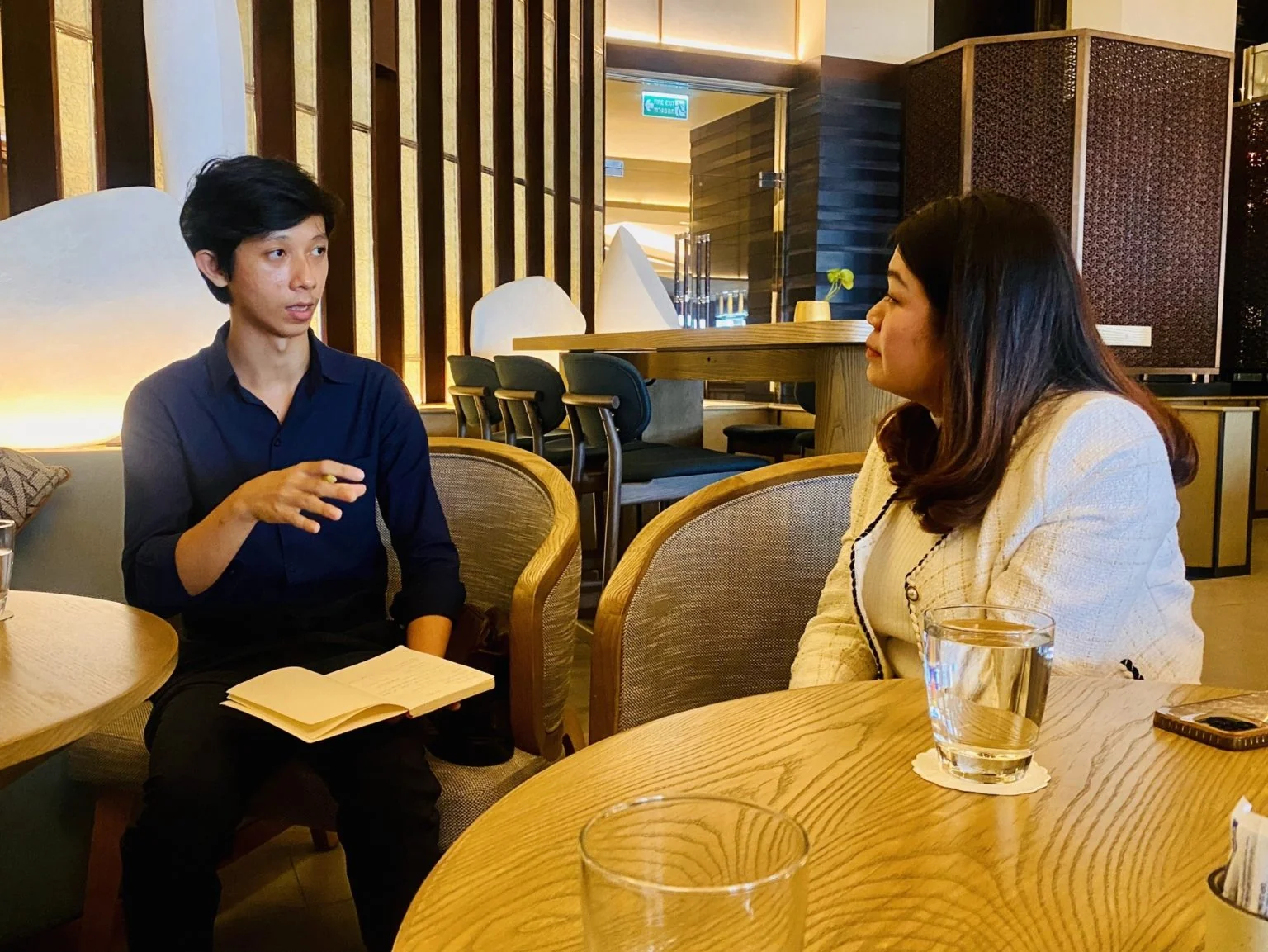 รองศาสตราจารย์ ดร.สุวารี นามวงค์ พานักศึกษา English Program ภาคปกติ เข้าเยี่ยมชมโรงแรม Crowne Plaza BANGKOK Lumpini Park ในรายวิชา ทท 7202 การพัฒนาทุนมนุษย์สําหรับธุรกิจท่องเที่ยวและบริการ