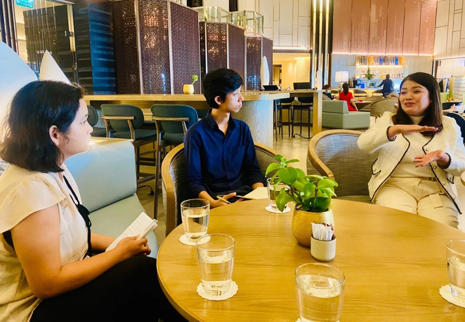 รองศาสตราจารย์ ดร.สุวารี นามวงค์ พานักศึกษา English Program ภาคปกติ เข้าเยี่ยมชมโรงแรม Crowne Plaza BANGKOK Lumpini Park ในรายวิชา ทท 7202 การพัฒนาทุนมนุษย์สําหรับธุรกิจท่องเที่ยวและบริการ
