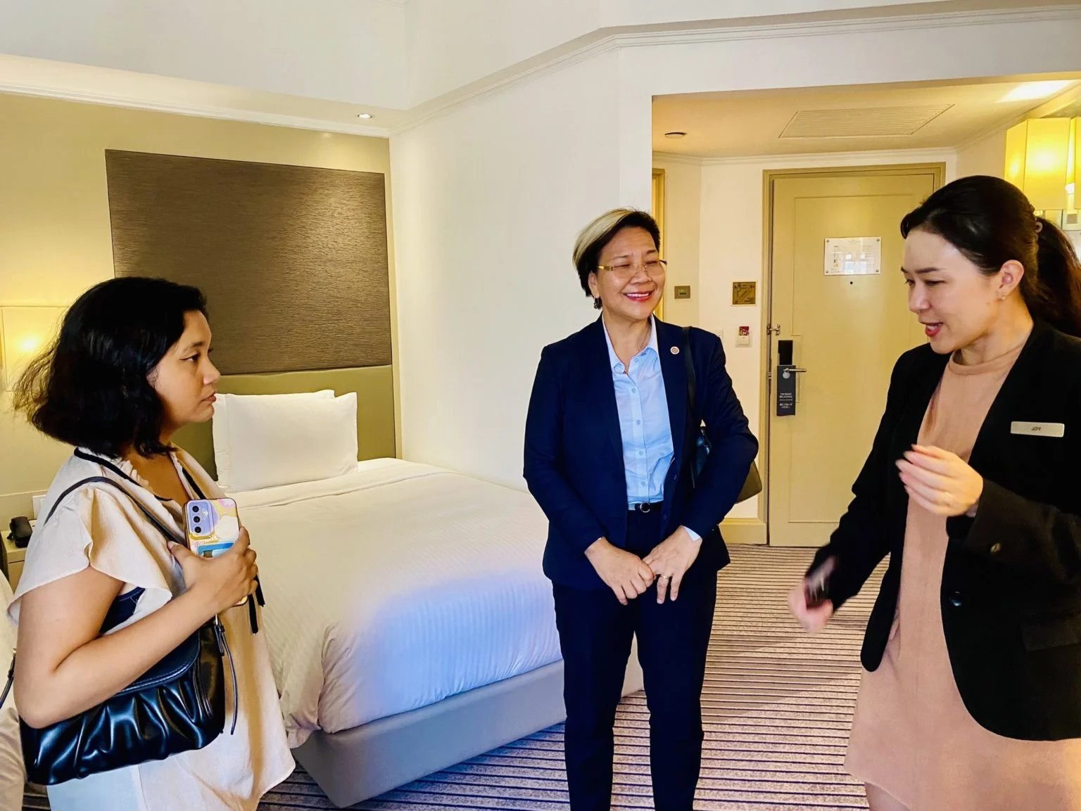 รองศาสตราจารย์ ดร.สุวารี นามวงค์ พานักศึกษา English Program ภาคปกติ เข้าเยี่ยมชมโรงแรม Crowne Plaza BANGKOK Lumpini Park ในรายวิชา ทท 7202 การพัฒนาทุนมนุษย์สําหรับธุรกิจท่องเที่ยวและบริการ