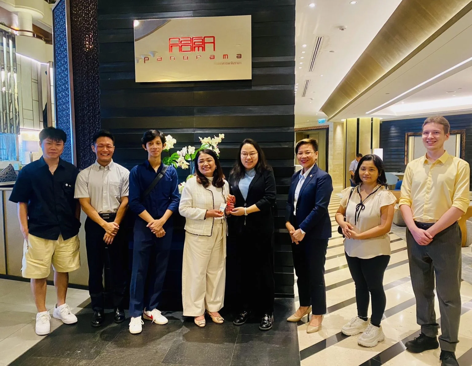 รองศาสตราจารย์ ดร.สุวารี นามวงค์ พานักศึกษา English Program ภาคปกติ เข้าเยี่ยมชมโรงแรม Crowne Plaza BANGKOK Lumpini Park ในรายวิชา ทท 7202 การพัฒนาทุนมนุษย์สําหรับธุรกิจท่องเที่ยวและบริการ