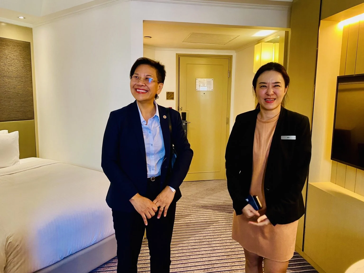 รองศาสตราจารย์ ดร.สุวารี นามวงค์ พานักศึกษา English Program ภาคปกติ เข้าเยี่ยมชมโรงแรม Crowne Plaza BANGKOK Lumpini Park ในรายวิชา ทท 7202 การพัฒนาทุนมนุษย์สําหรับธุรกิจท่องเที่ยวและบริการ