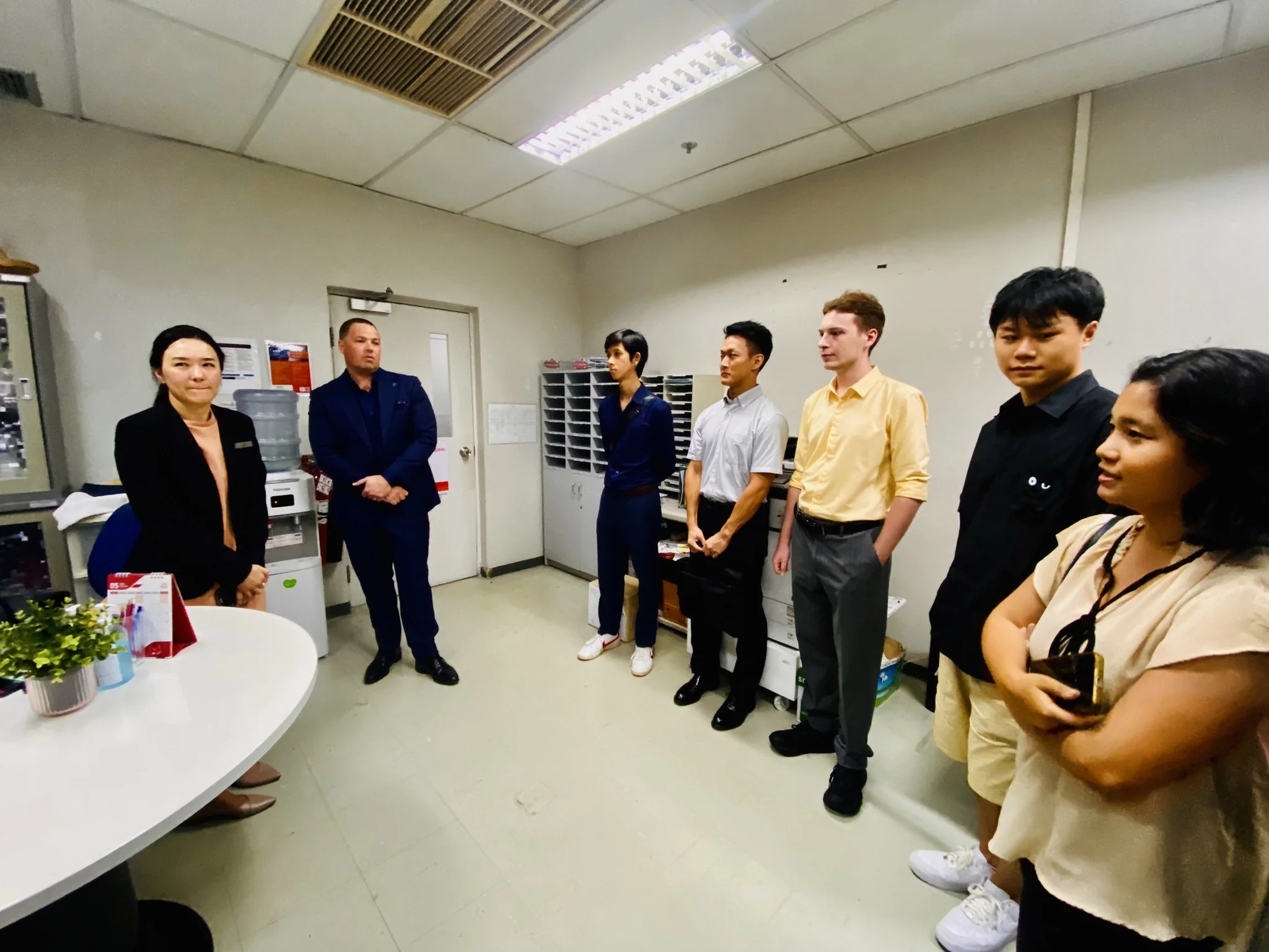 รองศาสตราจารย์ ดร.สุวารี นามวงค์ พานักศึกษา English Program ภาคปกติ เข้าเยี่ยมชมโรงแรม Crowne Plaza BANGKOK Lumpini Park ในรายวิชา ทท 7202 การพัฒนาทุนมนุษย์สําหรับธุรกิจท่องเที่ยวและบริการ