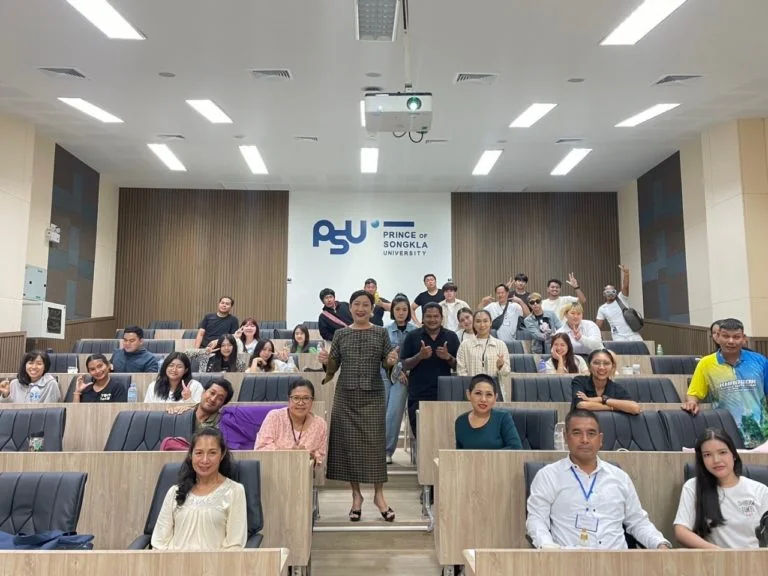 ผู้ช่วยศาสตราจารย์ ดร.ไพฑูรย์ มนต์พานทอง คณบดีคณะการจัดการการท่องเที่ยว นิด้า เป็นวิทยากรบรรยายหลักสูตรมัคคุเทศก์เฉพาะภูมิภาค ภาคใต้ รุ่นที่ 1