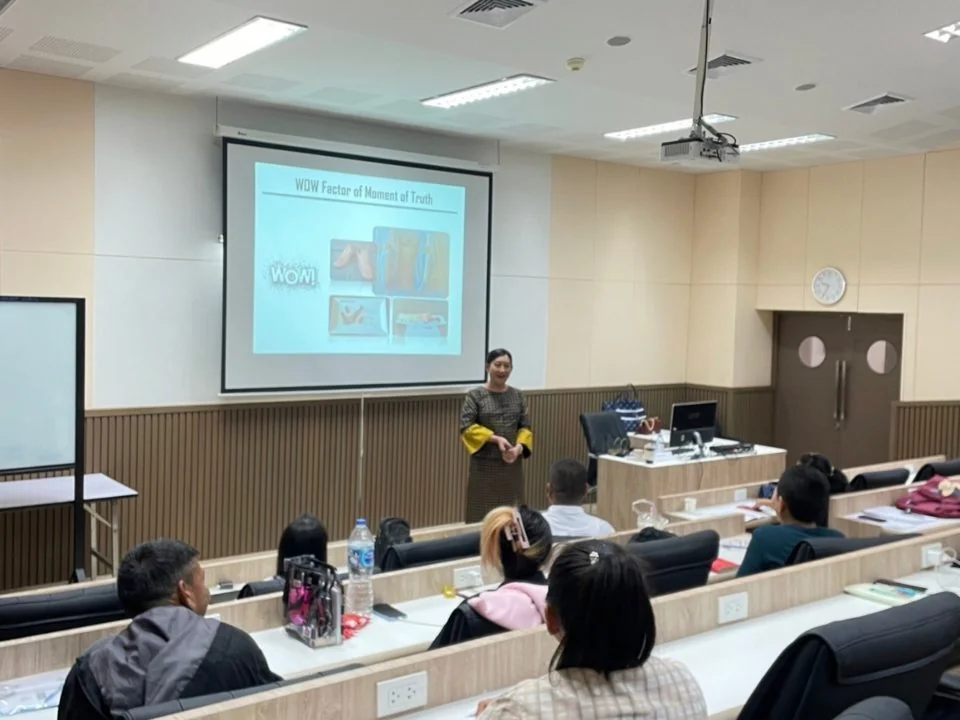 ผู้ช่วยศาสตราจารย์ ดร.ไพฑูรย์ มนต์พานทอง คณบดีคณะการจัดการการท่องเที่ยว นิด้า เป็นวิทยากรบรรยายหลักสูตรมัคคุเทศก์เฉพาะภูมิภาค ภาคใต้ รุ่นที่ 1