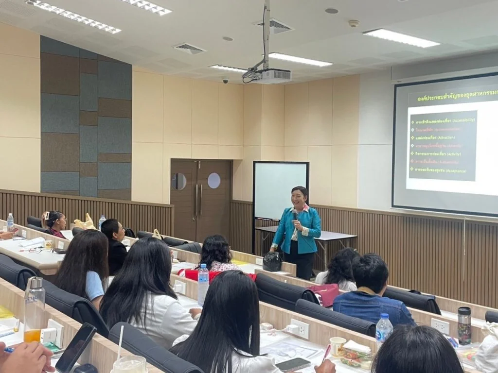 ผู้ช่วยศาสตราจารย์ ดร.ไพฑูรย์ มนต์พานทอง คณบดีคณะการจัดการการท่องเที่ยว นิด้า เป็นวิทยากรบรรยายหลักสูตรมัคคุเทศก์เฉพาะภูมิภาค ภาคใต้ รุ่นที่ 1