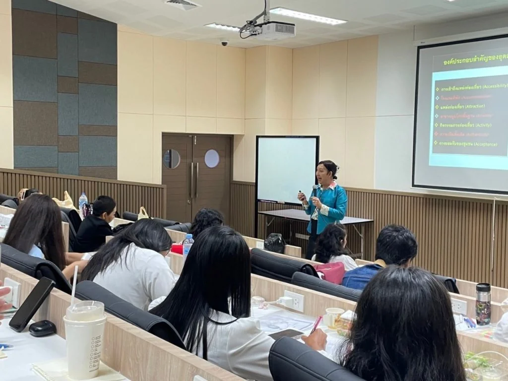 ผู้ช่วยศาสตราจารย์ ดร.ไพฑูรย์ มนต์พานทอง คณบดีคณะการจัดการการท่องเที่ยว นิด้า เป็นวิทยากรบรรยายหลักสูตรมัคคุเทศก์เฉพาะภูมิภาค ภาคใต้ รุ่นที่ 1