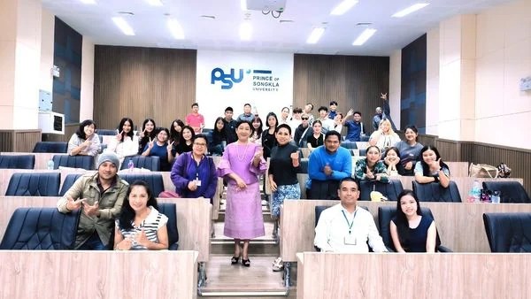 ผู้ช่วยศาสตราจารย์ ดร.ไพฑูรย์ มนต์พานทอง คณบดีคณะการจัดการการท่องเที่ยว นิด้า เป็นวิทยากรบรรยายหลักสูตรมัคคุเทศก์เฉพาะภูมิภาค ภาคใต้ รุ่นที่ 1