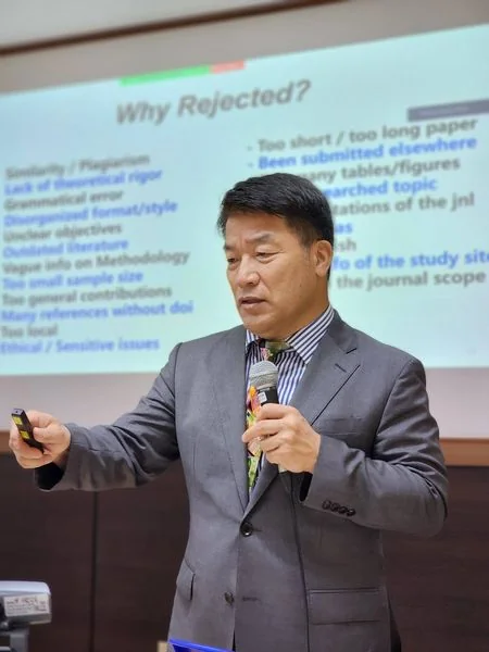 คณะการจัดการการท่องเที่ยว นิด้า ร่วมกับศูนย์วิจัยนวัตกรรมการท่องเที่ยวและบริการเพื่อเพิ่มขีดความสามารถทางการแข่งขันอย่างยั่งยืน จัดการบรรยายพิเศษในหัวข้อ Principles and Practices of Publishing Papers in Top Journals