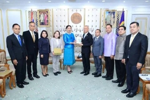ผู้ช่วยศาสตราจารย์ ดร.ไพฑูรย์ มนต์พานทอง พร้อมด้วย ผู้ช่วยศาสตราจารย์ ดร.แสงแข บุญศิริ เข้าพบและแสดงความยินดีกับนายพิพัฒน์ รัชกิจประการ รัฐมนตรีว่าการกระทรวงแรงงาน