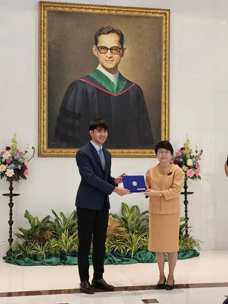 สถาบันกำหนดจัดพิธีมอบประกาศเกียรติบัตรทุนการศึกษาให้แก่นักศึกษาระดับปริญญาโท และปริญญาเอก