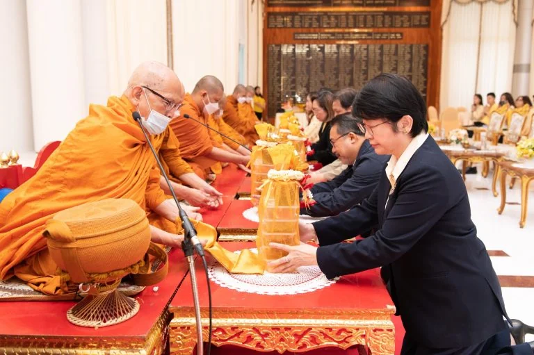 น้อมสำนึกในพระมหากรุณาธิคุณ: คณะการจัดการการท่องเที่ยว ร่วมพิธีทำบุญตักบาตร ถวายเป็นพระราชกุศล ร.9