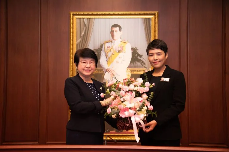 อธิการบดีนิด้า มอบช่อดอกไม้แสดงความยินดีแก่ ผศ.ดร.สิญาธร นาคพิน ในโอกาสดำรงตำแหน่งผู้ช่วยศาสตราจารย์