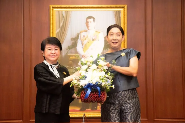 อธิการบดีนิด้ามอบช่อดอกไม้แสดงความยินดีแก่ ผู้ช่วยศาสตราจารย์ ดร.ไพฑูรย์ มนต์พานทอง ในโอกาสดำรงตำแหน่งรองศาสตราจารย์