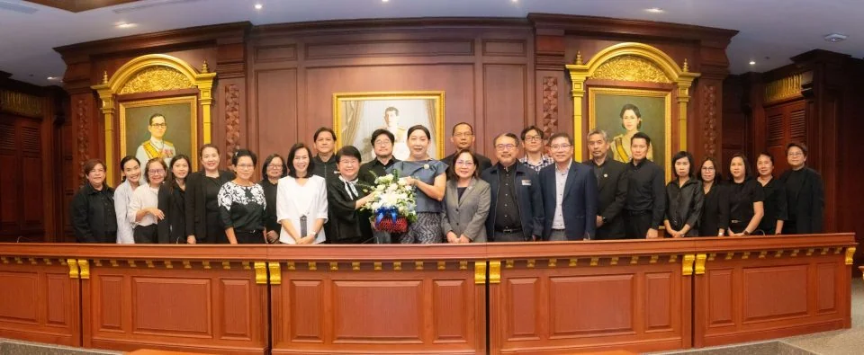 อธิการบดีนิด้ามอบช่อดอกไม้แสดงความยินดีแก่ ผู้ช่วยศาสตราจารย์ ดร.ไพฑูรย์ มนต์พานทอง ในโอกาสดำรงตำแหน่งรองศาสตราจารย์