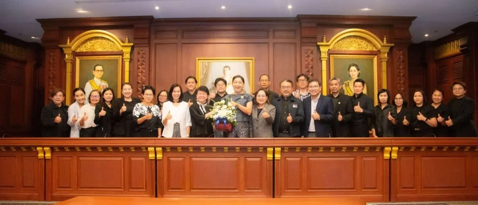 อธิการบดีนิด้ามอบช่อดอกไม้แสดงความยินดีแก่ ผู้ช่วยศาสตราจารย์ ดร.ไพฑูรย์ มนต์พานทอง ในโอกาสดำรงตำแหน่งรองศาสตราจารย์
