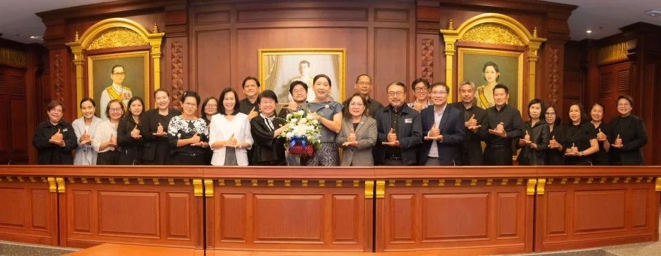 อธิการบดีนิด้ามอบช่อดอกไม้แสดงความยินดีแก่ ผู้ช่วยศาสตราจารย์ ดร.ไพฑูรย์ มนต์พานทอง ในโอกาสดำรงตำแหน่งรองศาสตราจารย์